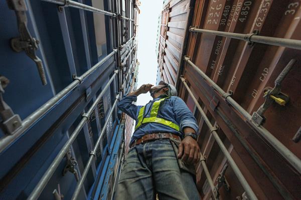 商品紙紗線經崇左市選取海運送貨到達日本