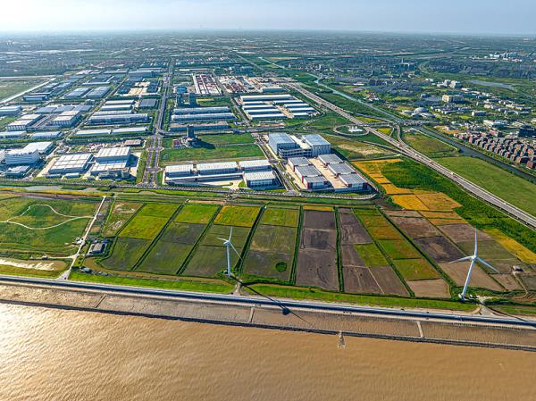 商品木制廚具經(jīng)深圳市選用輪船快遞至塞拉利