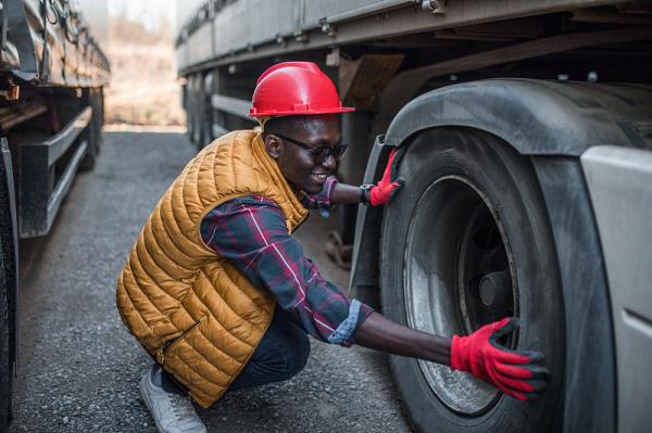 商品餐具套裝經(jīng)深圳市選取飛機運送到斯洛文
