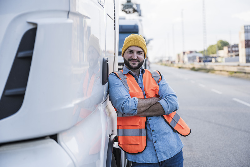 商品配電箱經(jīng)蘇州市采用輪船貨運(yùn)抵達(dá)阿拉伯聯(lián)合酋長(zhǎng)國——沙迦