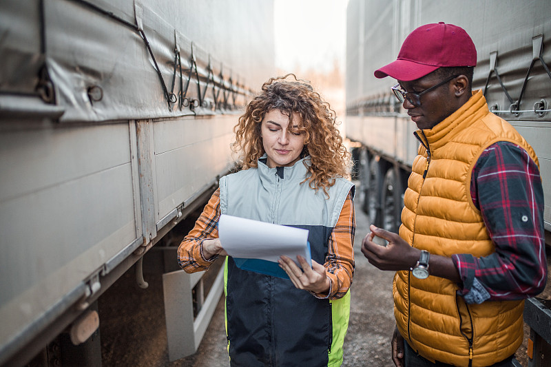 樣品賤金屬器具經(jīng)廈門(mén)市采取輪船速遞抵達(dá)東盟