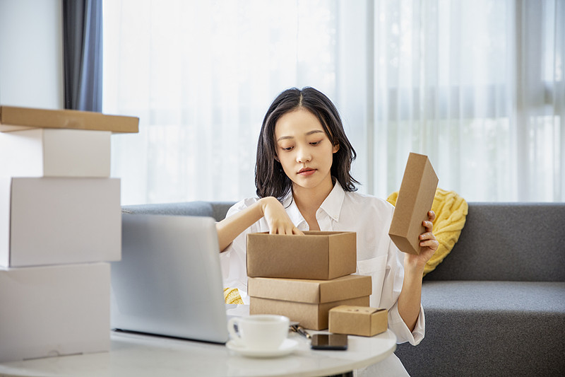 阿聯(lián)酋新稅規(guī)定：個(gè)人進(jìn)口超300迪征收關(guān)稅；煙草稅率翻倍