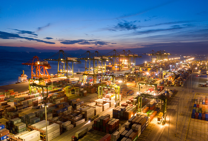 發(fā)國際快遞到美國,是按照實際重量計費還是體積重量計費？