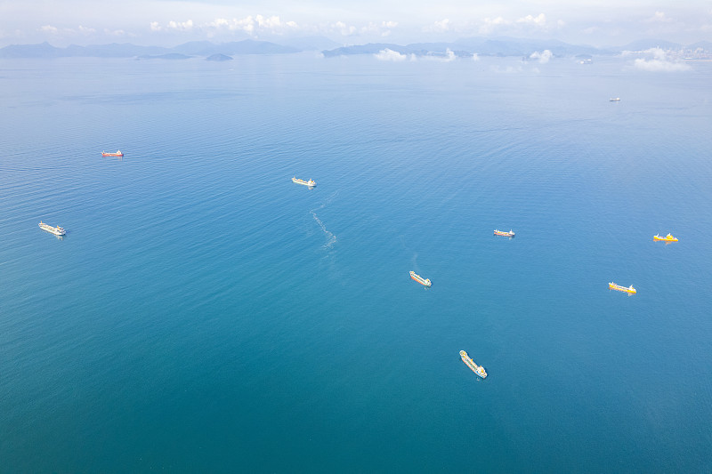 蘇伊士運河停航！堵塞船只增至238艘，亞歐航線癱瘓，救援或需幾周