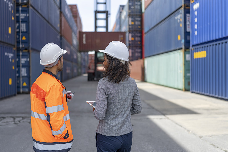 國際空運(yùn)價(jià)格與海運(yùn)對比：高價(jià)值商品運(yùn)輸方案選擇建議