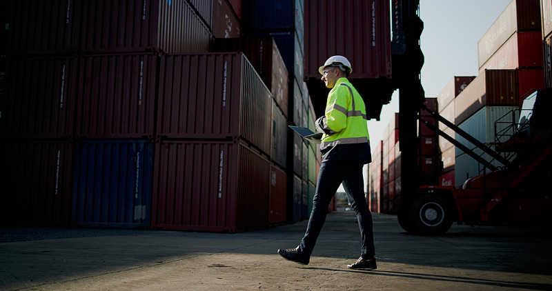 如何完成出口和進口的報關(guān)手續(xù)？