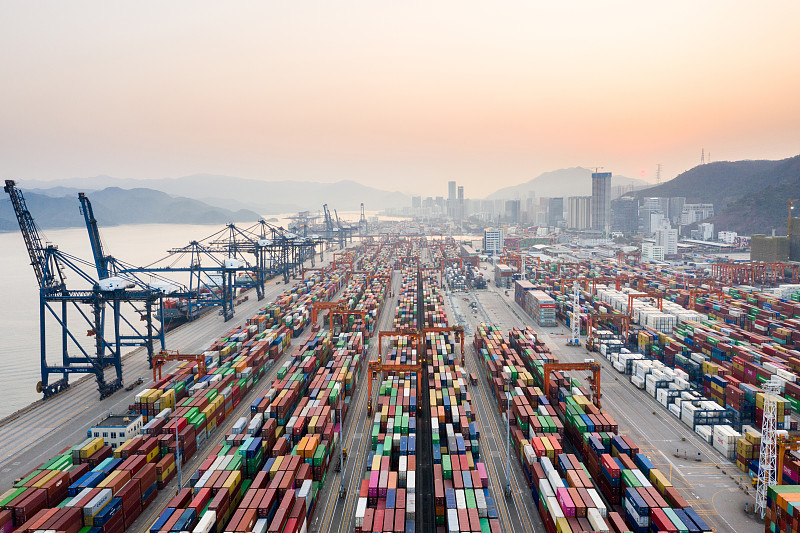 貨柜運價指數下跌4%,地中海航線逆勢上漲北美跌幅近10%