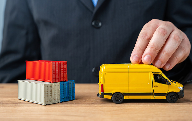 事故！集裝箱船和油輪在北海相撞起火