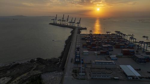 飛機(jī)差點(diǎn)落在另一架飛機(jī)頭上,飛行員竟毫不