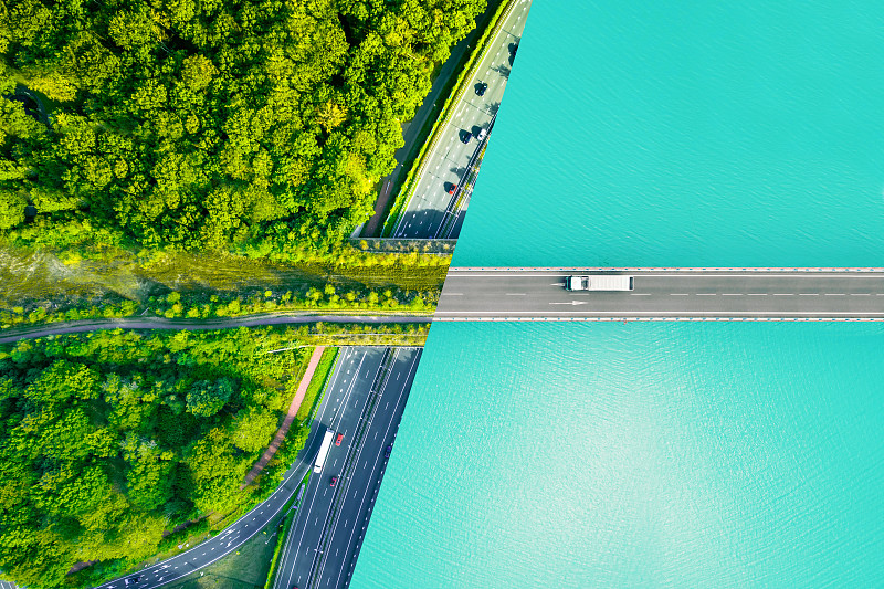 當算法遇見咖啡師：星巴克數字化轉型的人性考驗