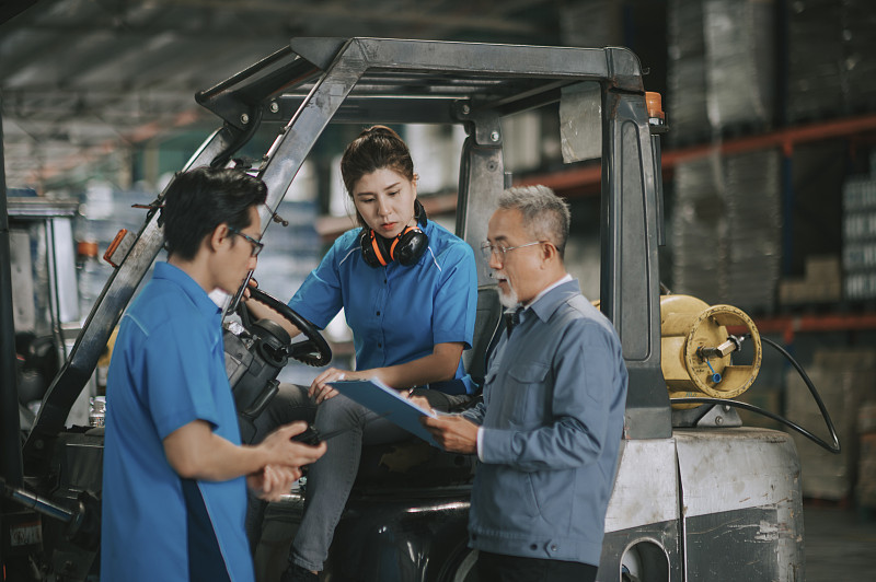 慘！集裝箱船連燒5天后爆炸！箱子被大火災吞噬還有8個落海，已宣布共同海損！