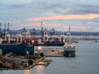 物品花瓶從無(wú)錫市采納輪船送貨抵到歐盟