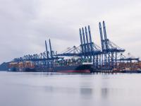 前11個月快遞業務量累計完成1002.1億件，中國大力發展跨境快遞