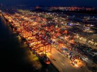 除了重量，還有哪些因素會影響DHL快遞的收費？